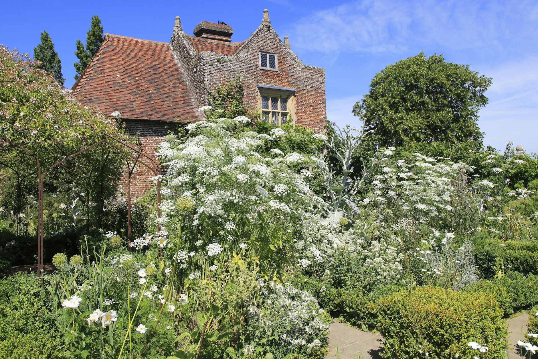 In Sissinghurst Castle verweist der White Garden „auf das poetische Element im Leben“.