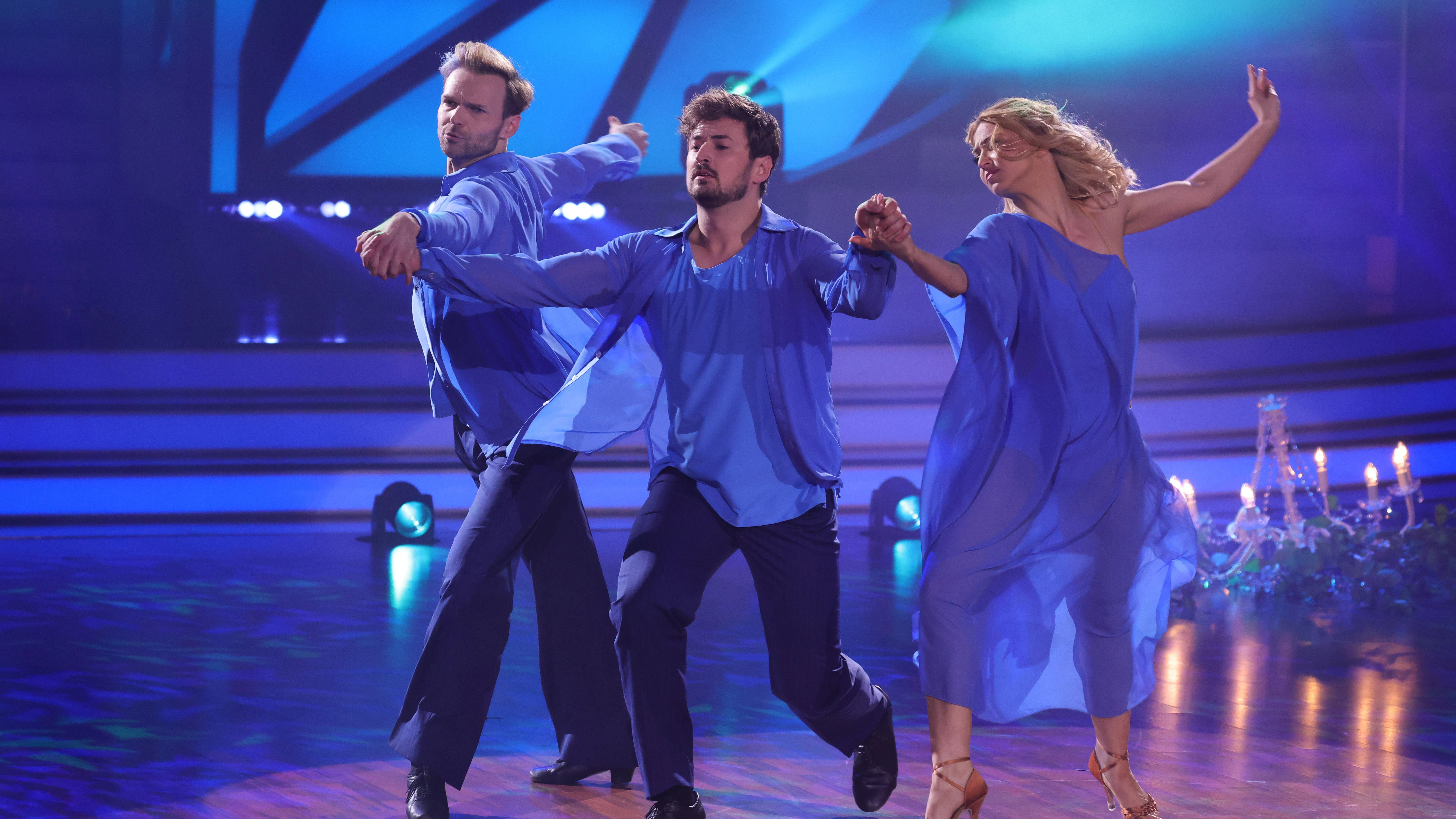Nicolas Puschmann und Vadim Garbuzov tanzten zusammen mit Kathrin Menzinger eine Rumba zu „Human“ von The Human League.