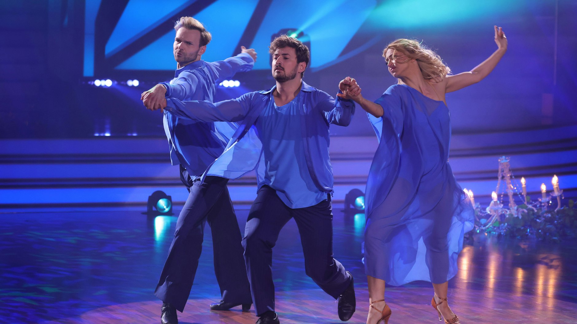 Nicolas Puschmann und Vadim Garbuzov tanzten zusammen mit Kathrin Menzinger eine Rumba zu „Human“ von The Human League.