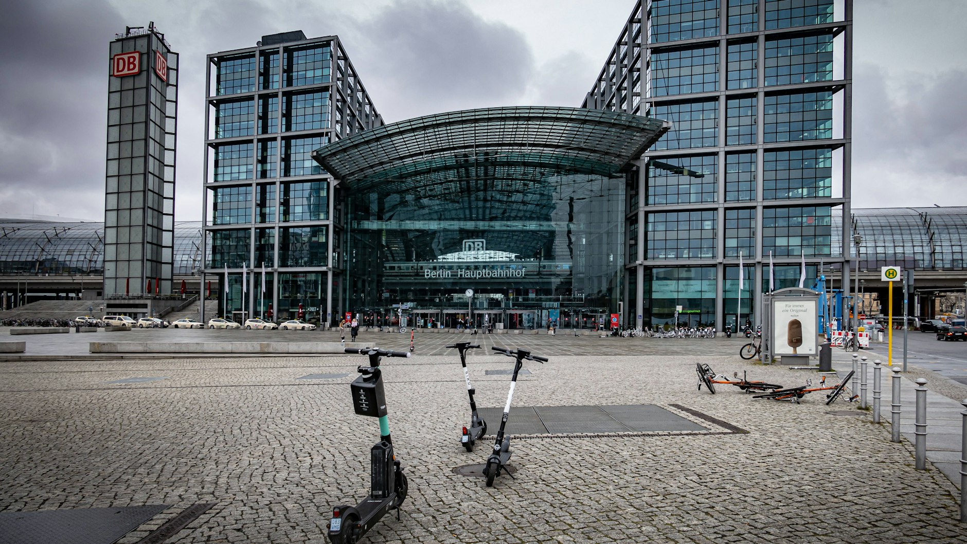 Der HBF:&nbsp;Durch das gläserne Dach sollen an guten Tagen gerüchteweise sogar Sonnenstrahlen auf die untersten Ebenen gelangen.