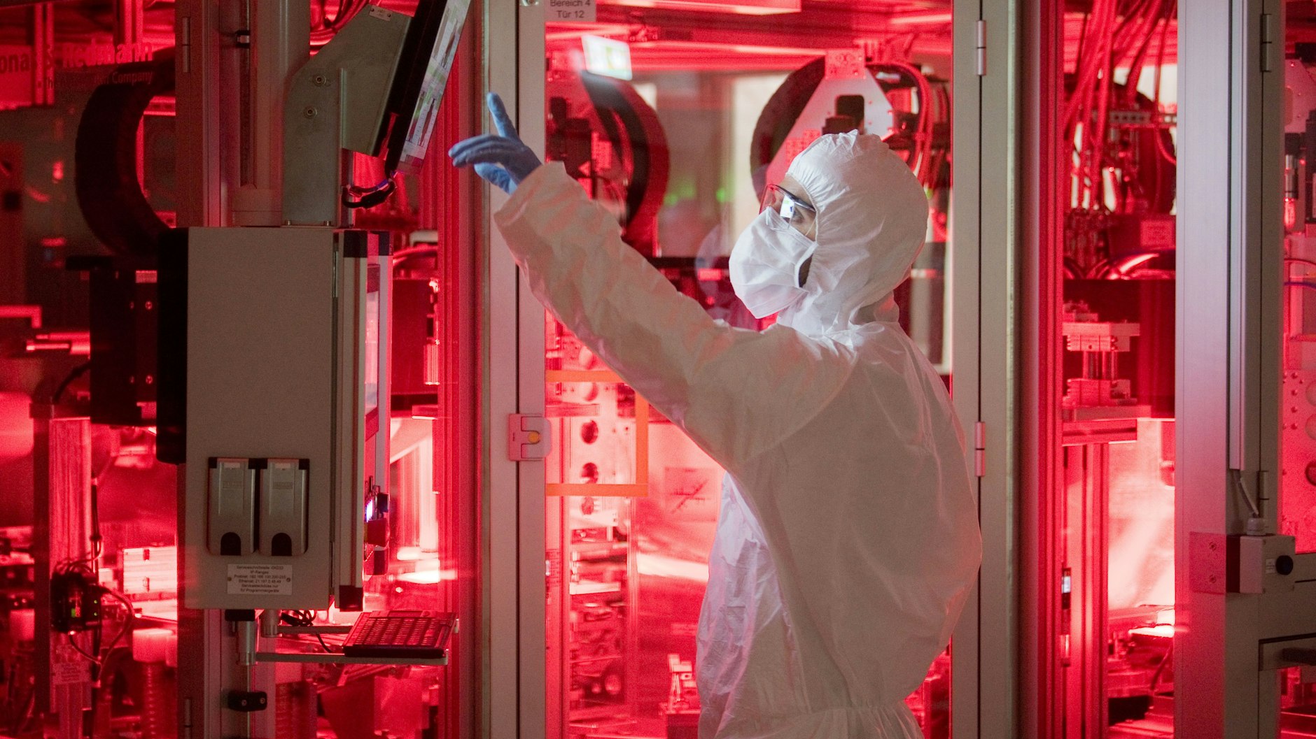 Ein Mitarbeiter von Volkswagen steht in einem Reinraum zur Produktion von Batteriezellen im VW Werk Salzgitter.&nbsp;