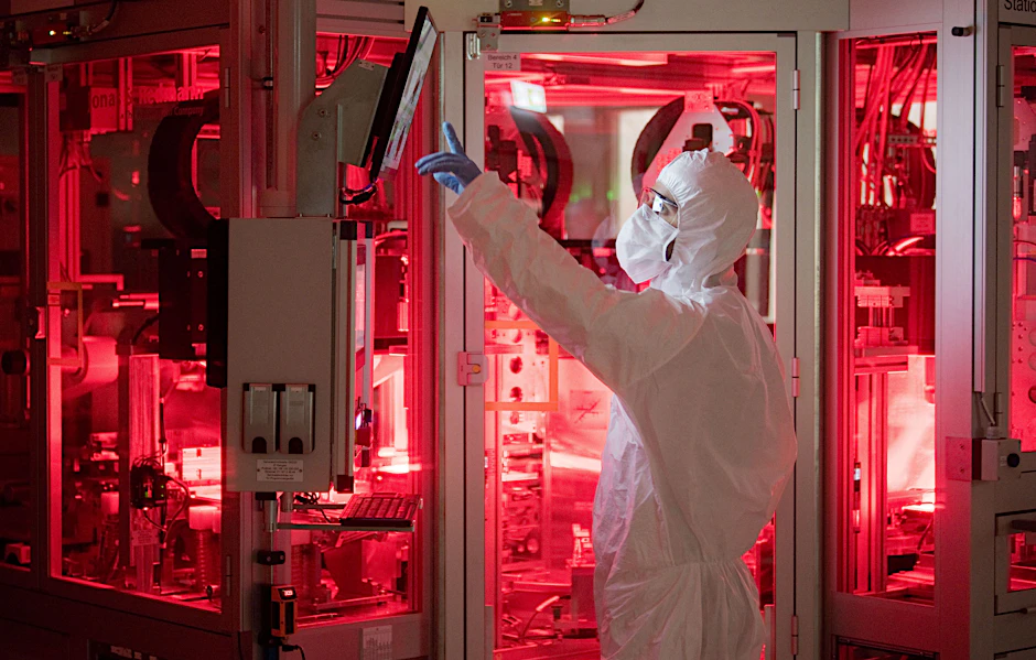 Ein Mitarbeiter von Volkswagen steht in einem Reinraum zur Produktion von Batteriezellen im VW Werk Salzgitter.&nbsp;