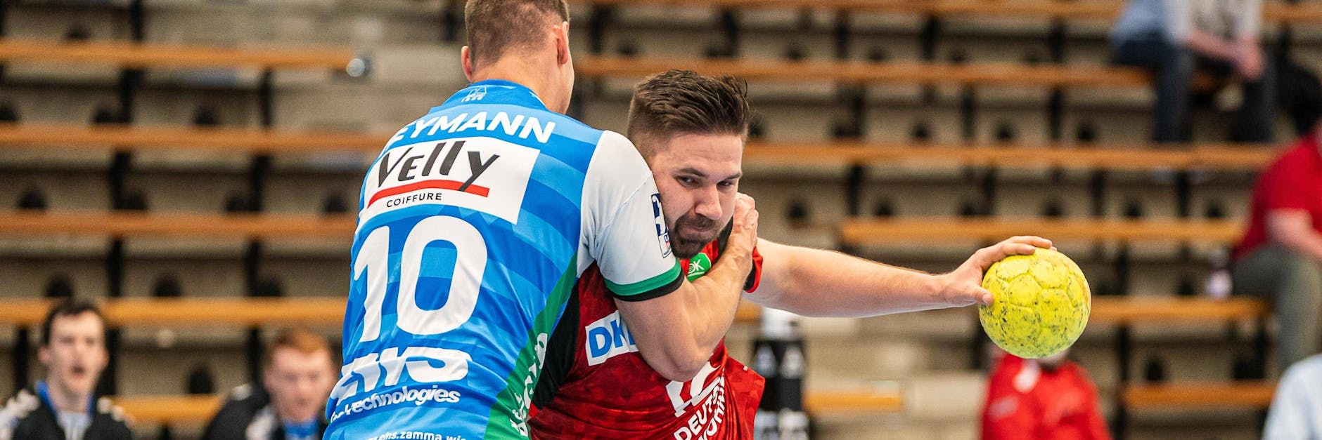 So war's im Hinspiel: Fuchs Fabian Wiede (r.) stemmt sich gegen Sebastian Heymann.