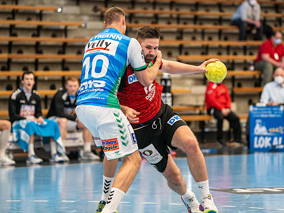 So war's im Hinspiel: Fuchs Fabian Wiede (r.) stemmt sich gegen Sebastian Heymann.