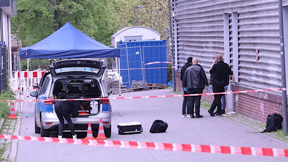 Polizisten sichern den Tatort in der Rollbergstraße.