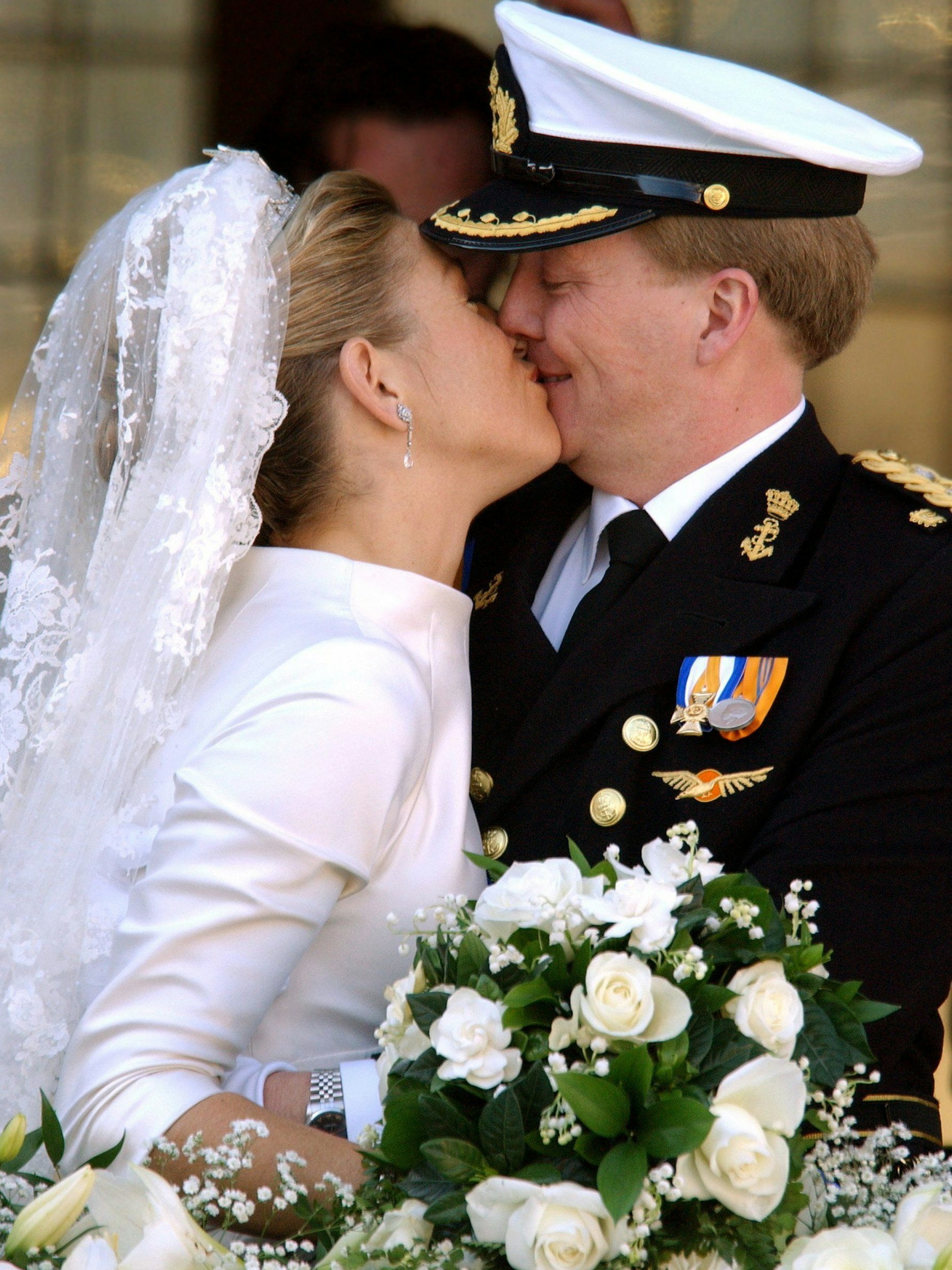 Der niederländische Kronprinz Willem Alexander und seine Braut Prinzessin Maxima küssen sich auf dem Balkon des königlichen Schlosses op de Dam in Amsterdam.