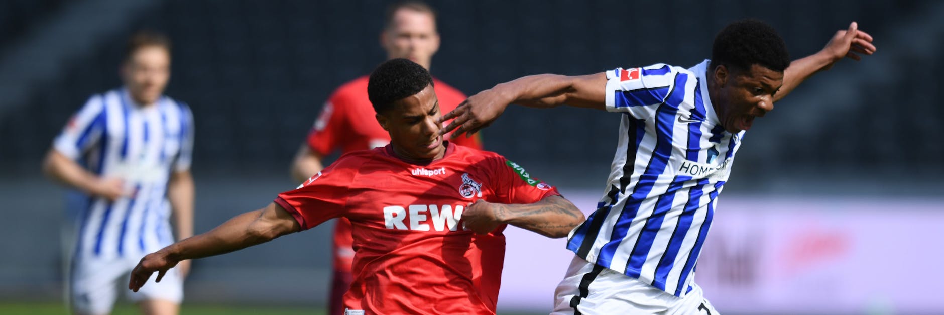 Herthas Jungstürmer Jessic Ngankam im harten Duell gegen Kölns Ismail Jakobs.