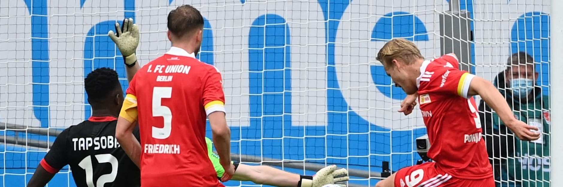 Rein das Ding! Mit aller Macht drückt Joel Pohjanpalo die Kugel zum Ausgleich über die Linie.&nbsp;