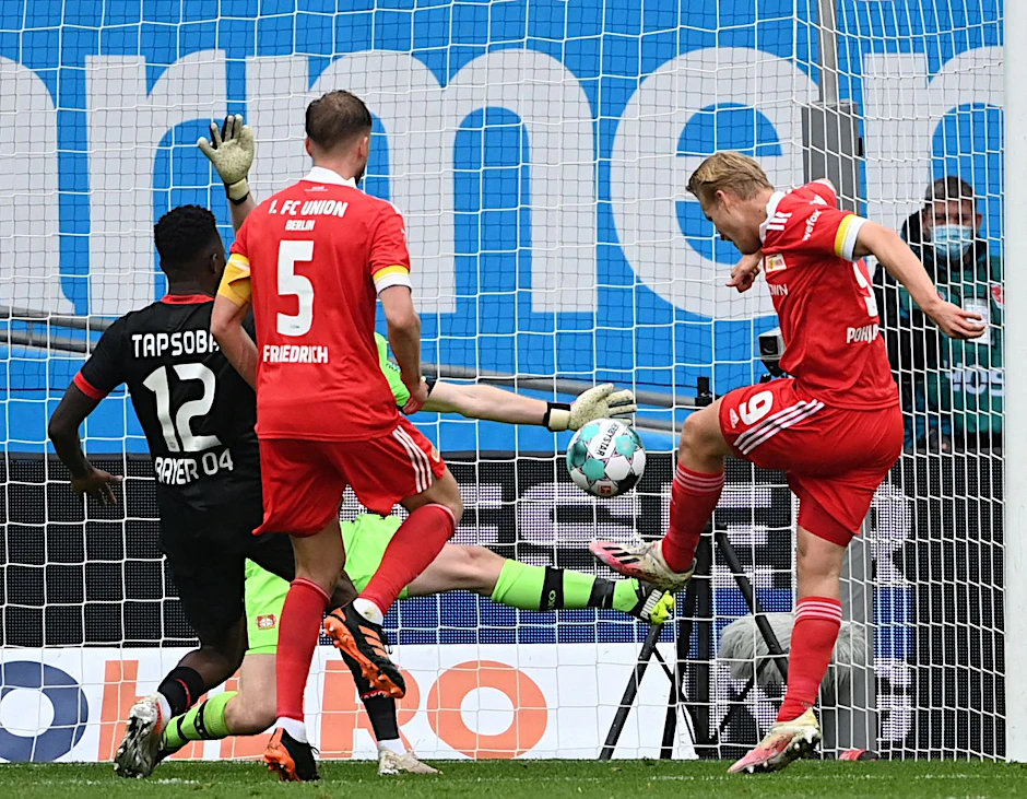 Rein das Ding! Mit aller Macht drückt Joel Pohjanpalo die Kugel zum Ausgleich über die Linie.&nbsp;