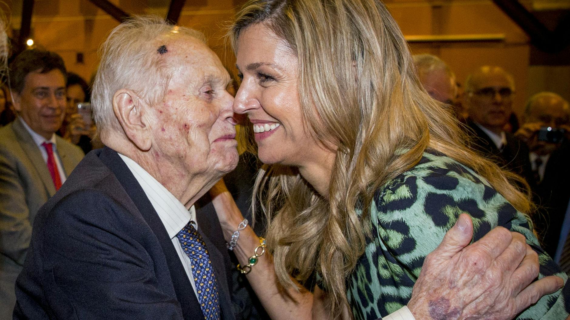 Königin Maxima der Niederlande begrüßt ihren Vater Jorge Zorreguieta beim Besuch der Universität in Buenos Aires (Argentinien).
