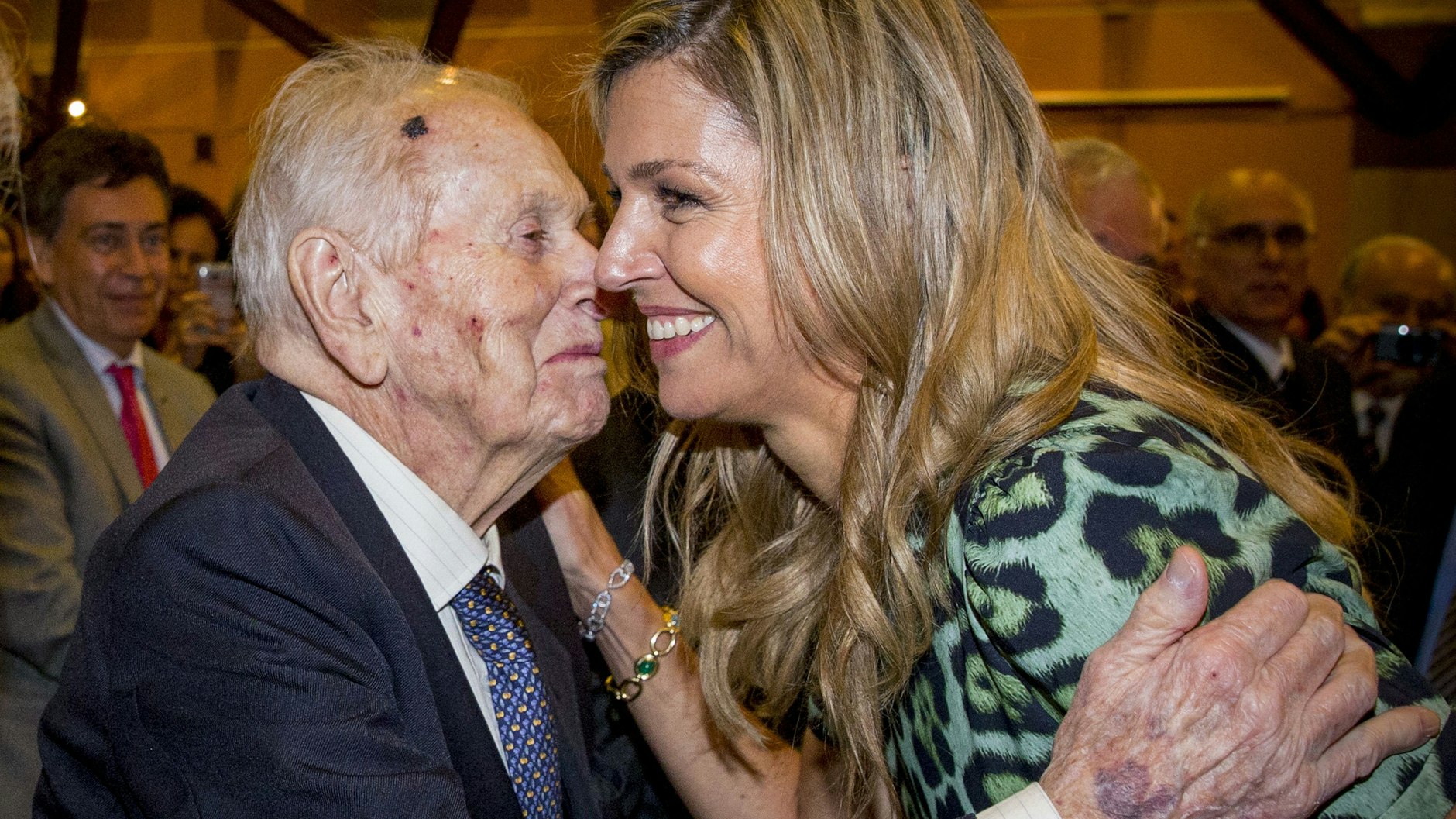 Königin Maxima der Niederlande begrüßt ihren Vater Jorge Zorreguieta beim Besuch der Universität in Buenos Aires (Argentinien).