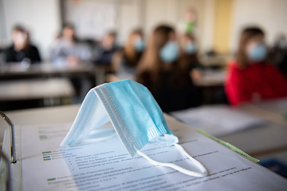 Die knapp elf Millionen Schüler in Deutschland mussten auf rund die Hälfte der Schulstunden im Präsenzunterricht verzichten (Symbolbild).