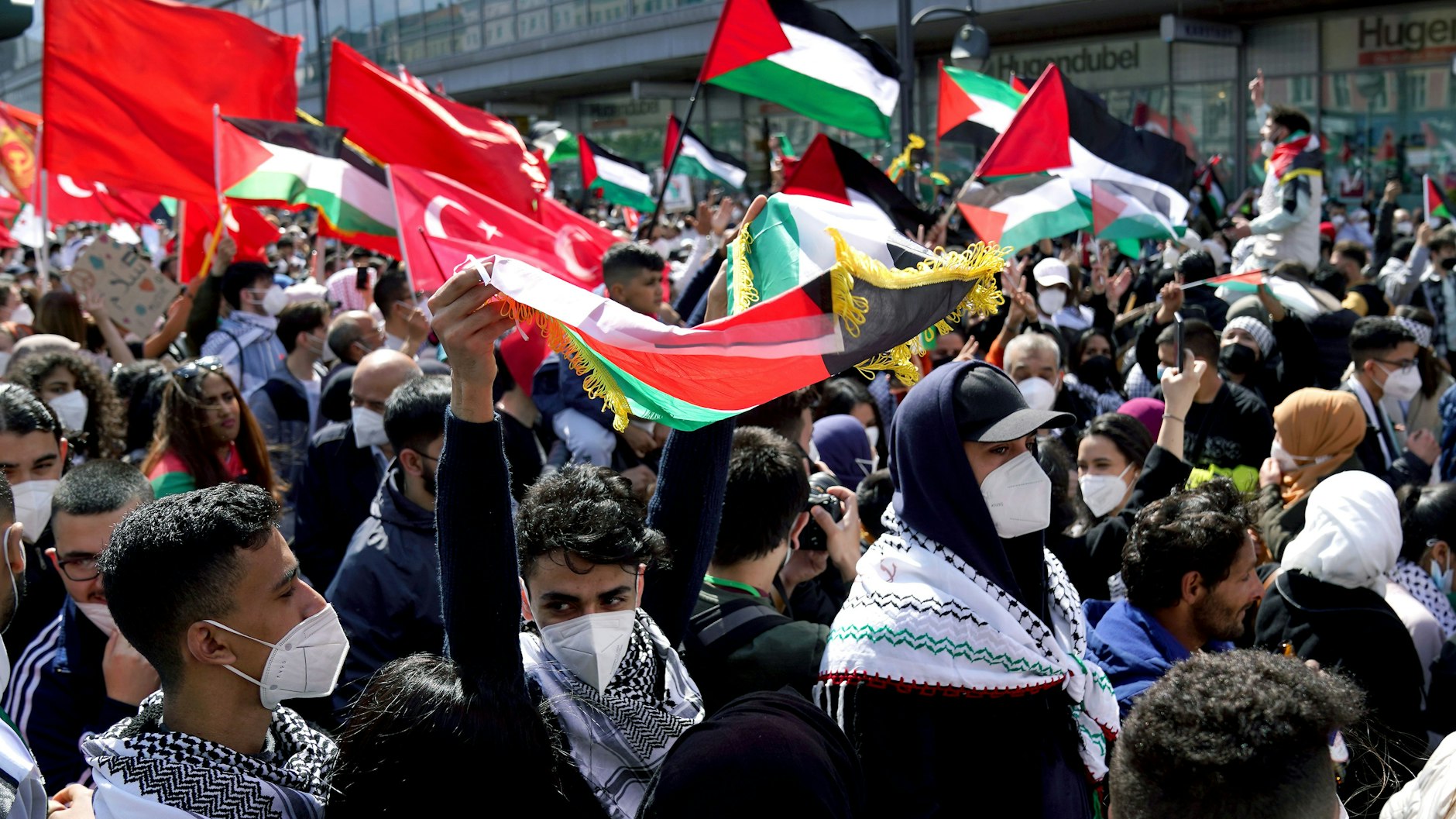 Teilnehmer der Demonstration verschiedener palästinensischer Gruppen ziehen durch Neukölln. 