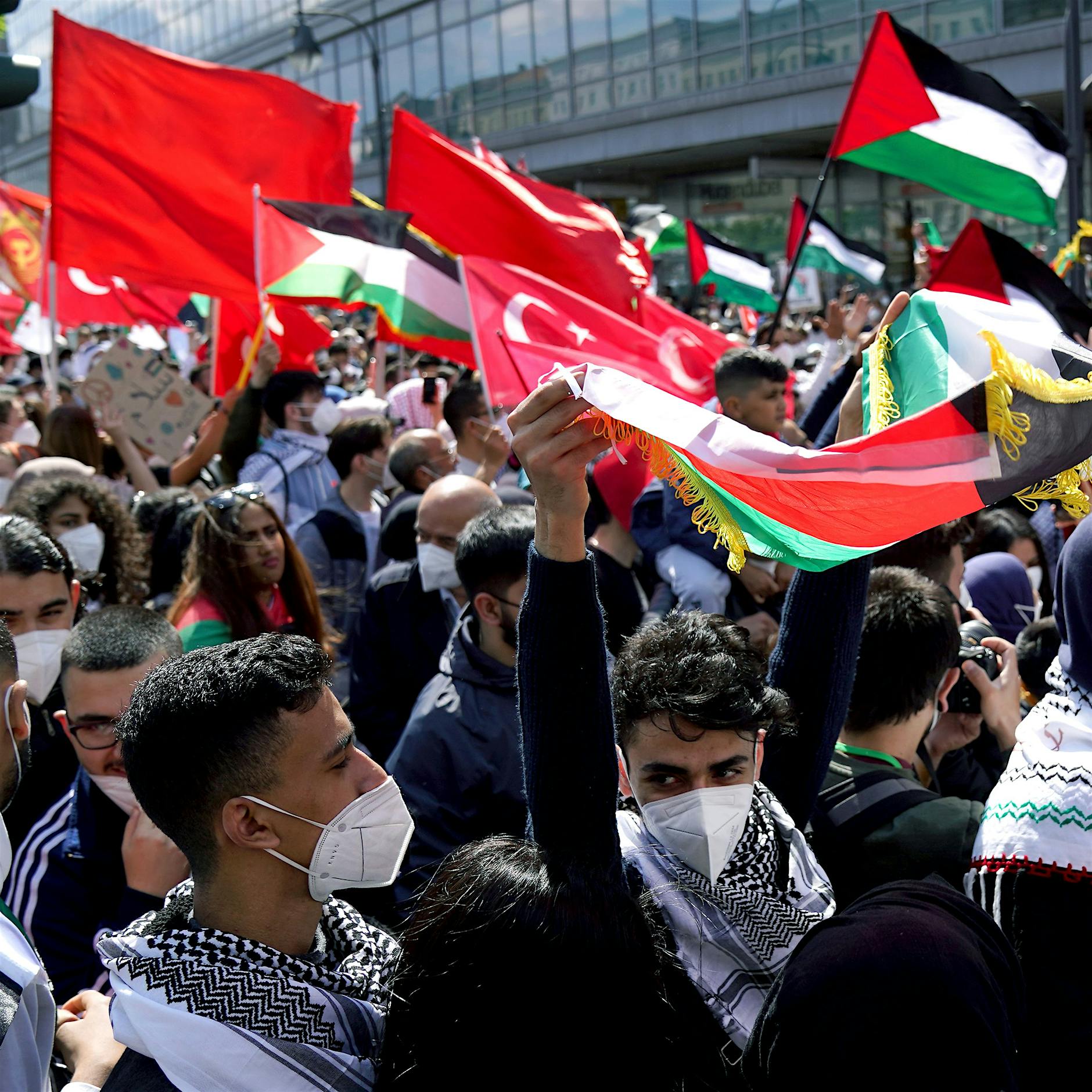 Pro-palästinensische Demo in Berlin: Demonstranten schlagen auf Polizisten ein