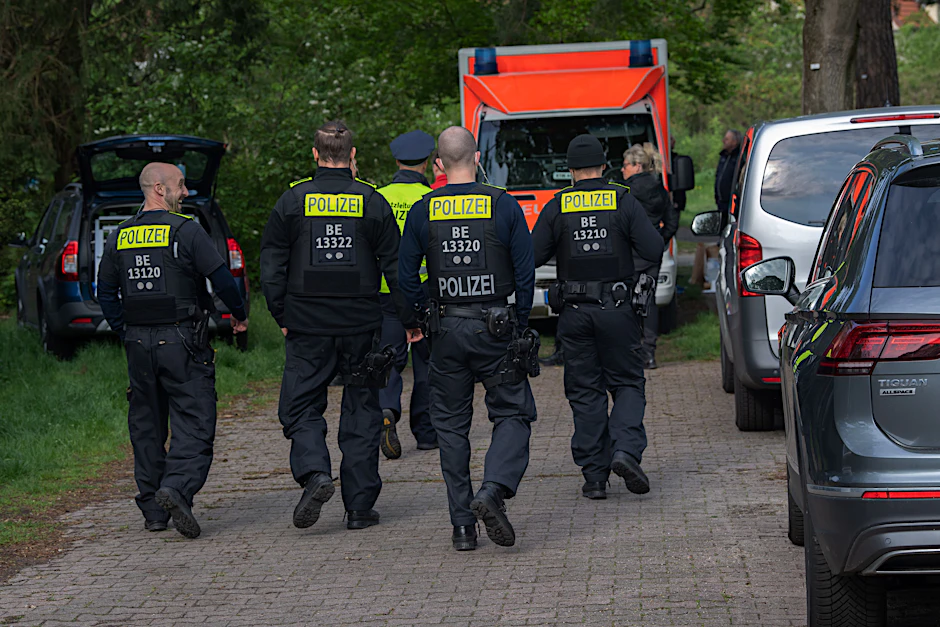 Polizisten und ein Rettungswagen am Tatort in Berlin-Zehlendorf.