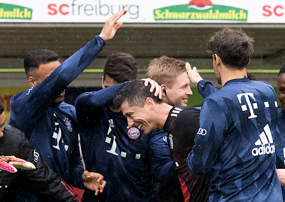 Münchens Robert Lewandowski (M) jubelt nach seinem Tor zum 0:1 mit der Mannschaft. Lewandowski hat Gerd Müllers Bundesliga-Rekord von 40 Treffern in einer Saison eingestellt.