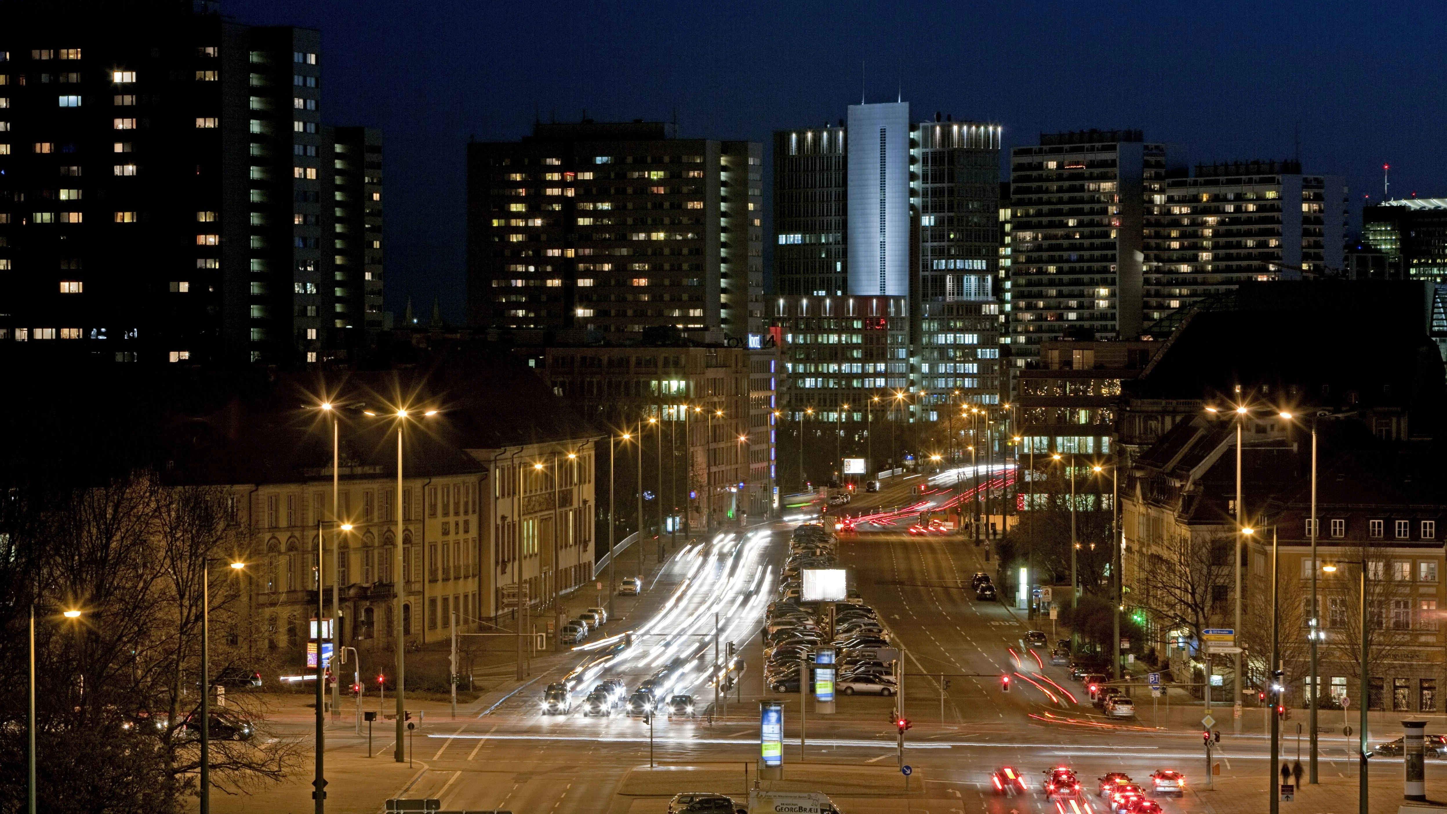 Der Opa wohnt in einem Hochhaus in der Leipziger Straße.