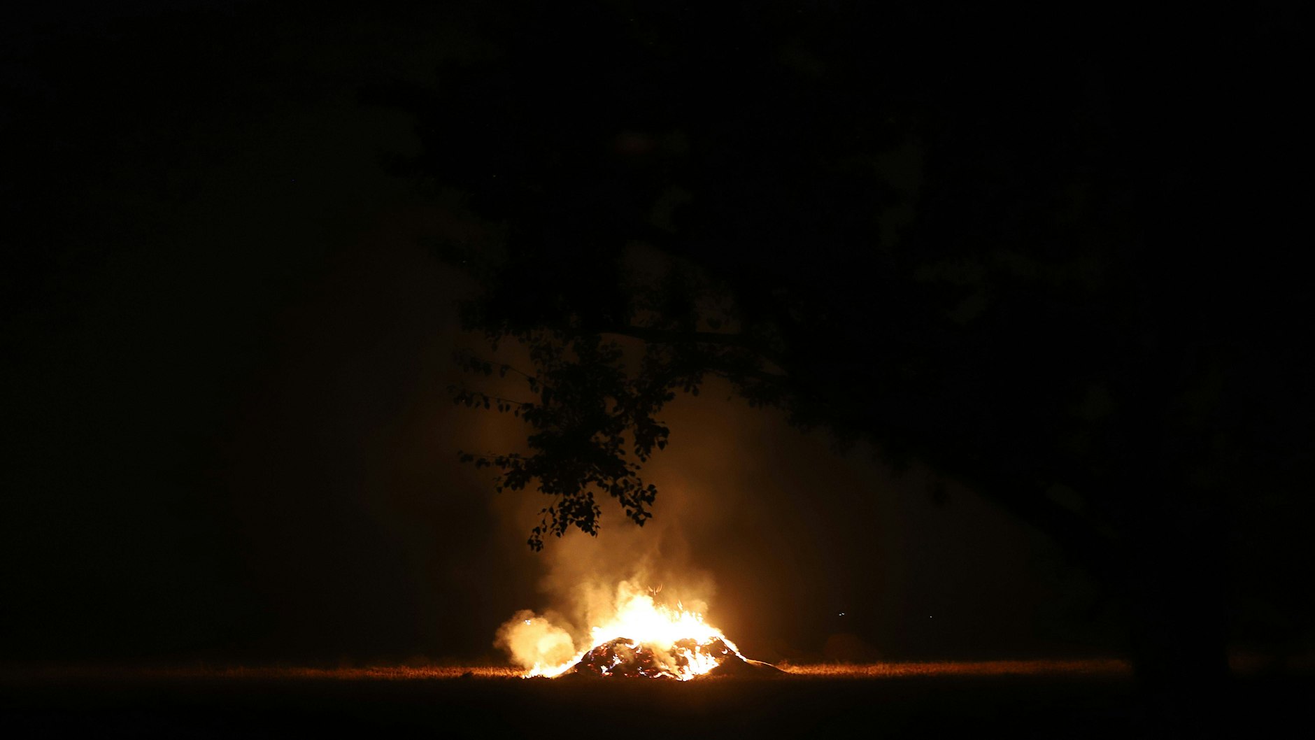 Brennender Strohhaufen (Symbolbild)