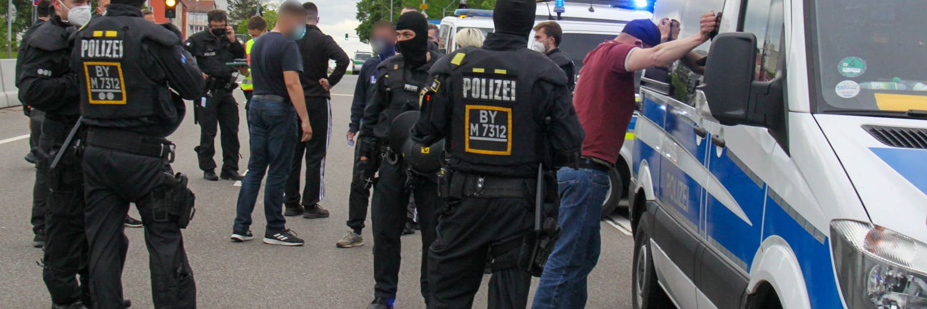 Polizisten kontrollieren Rostocker Fans. Einige Fans hatten auf der A9 bei Ingolstadt gefeiert - und so für ein Verkehrschaos gesorgt.