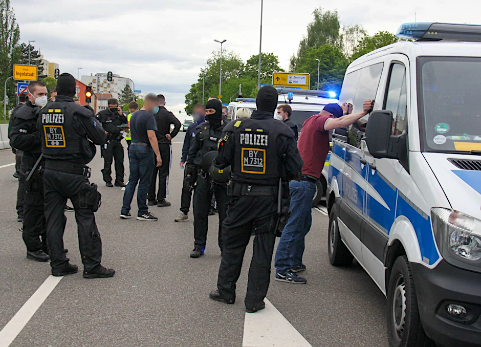 Polizisten kontrollieren Rostocker Fans. Einige Fans hatten auf der A9 bei Ingolstadt gefeiert - und so für ein Verkehrschaos gesorgt.