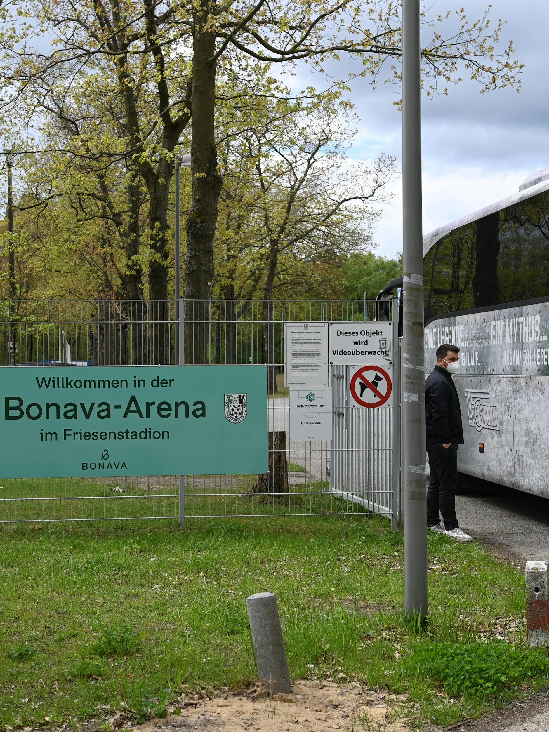 Unions Pressesprecher Hannes Hahn erwartet den Mannschaftsbus bei der Einfahrt ins Stadion des FSV Union Fürstenwalde.