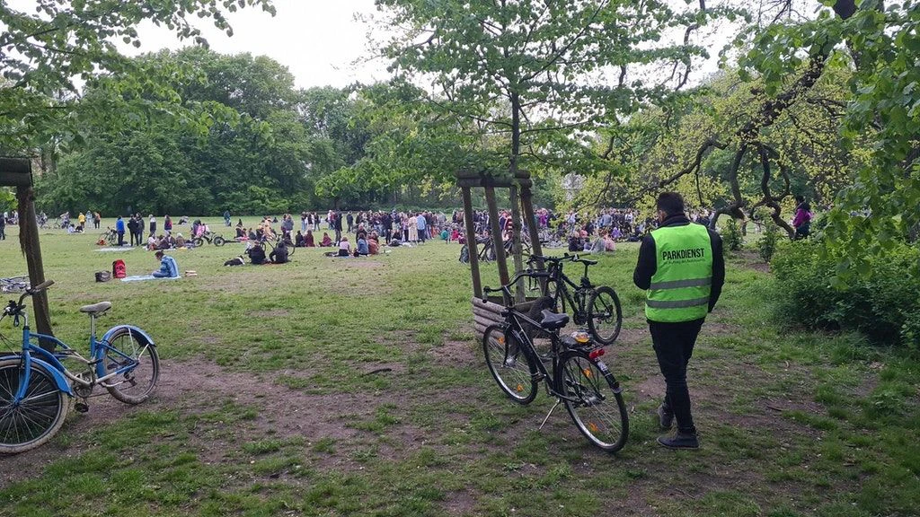 Der Parkdienst hat die Veranstaltung im Blick.