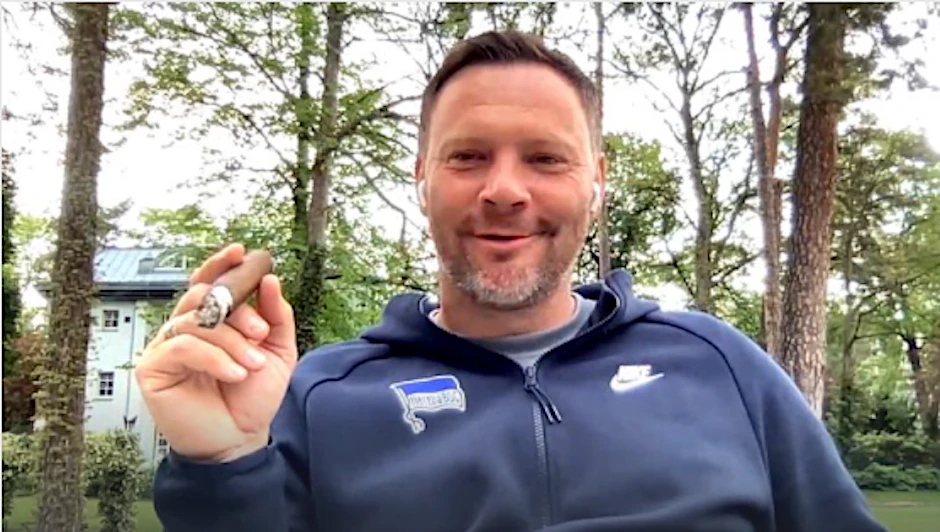 Pal Dardai mit stolzem Gewinnerlächeln und Zigarre. So zeigte er sich vor der Fernsehkamera beim Interview.