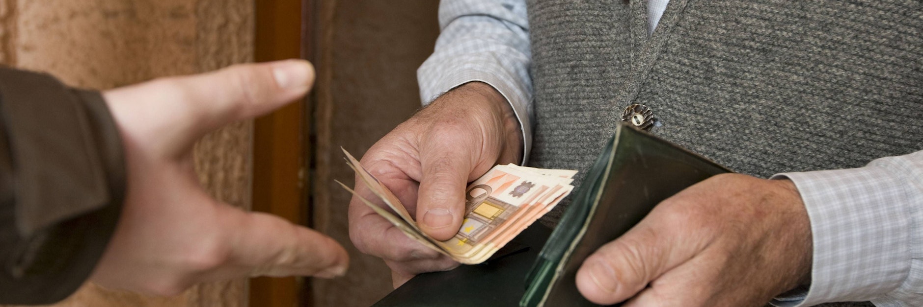 Erst nach der Übergabe des Geldes fällt vielen Senioren auf, dass sie einen Fehler gemacht haben.