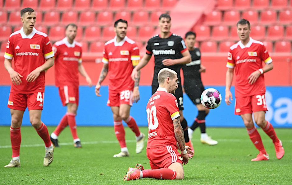 Der Ball-Anbeter: Robert Andrich scheint das Spielgerät auf magische Weise beschwören zu wollen.&nbsp;