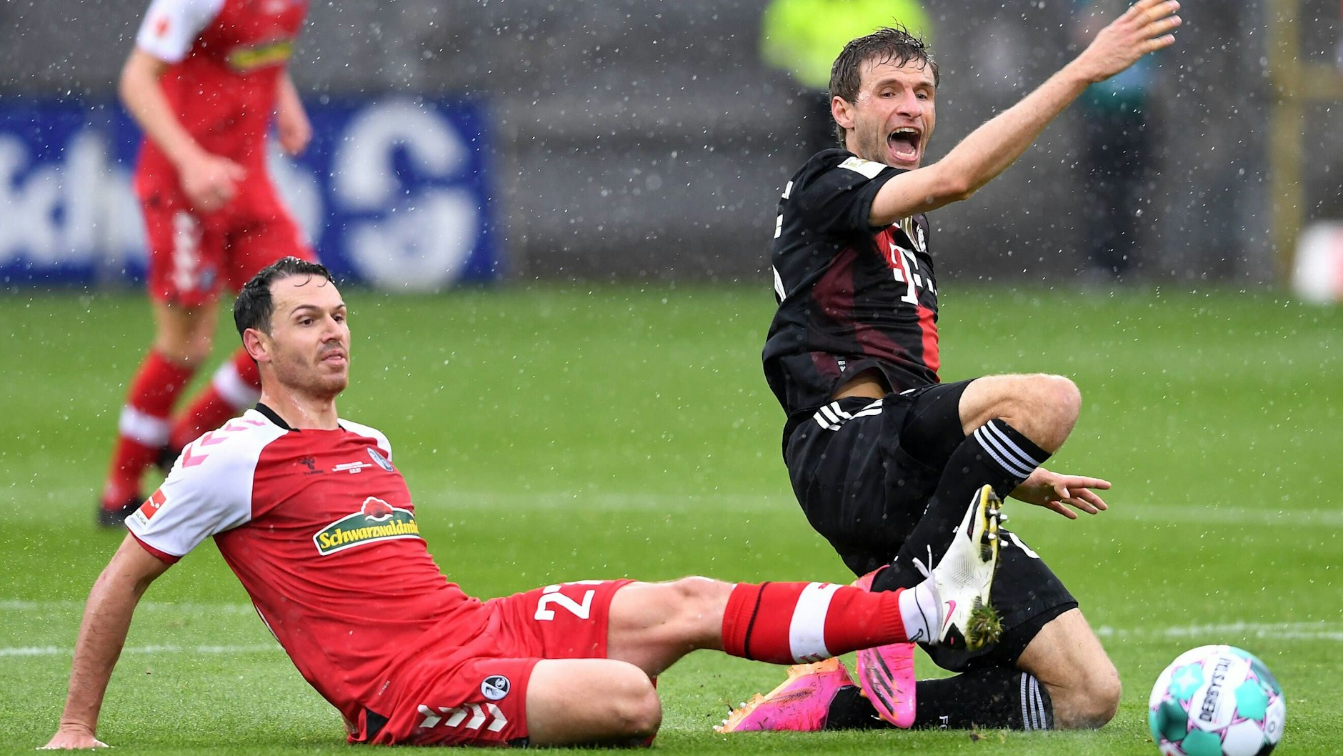 Auf frischer Tat fotografiert: Nicolas Höfler (l.) im Einsatz gegen Bayern-Stürmer Thomas Müller.