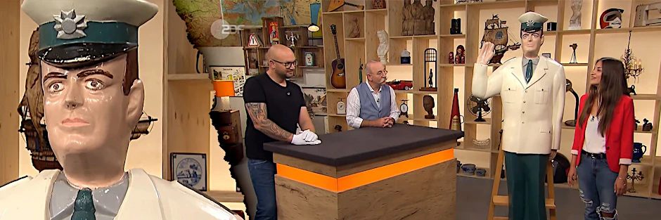 Dieser Volkspolizist aus Kunststoff kam bei „Bares für Rares“ unter den Hammer. Im Studio: Experte Sven Deutschmanek, Horst Lichter und Kandidatin Desiree.
