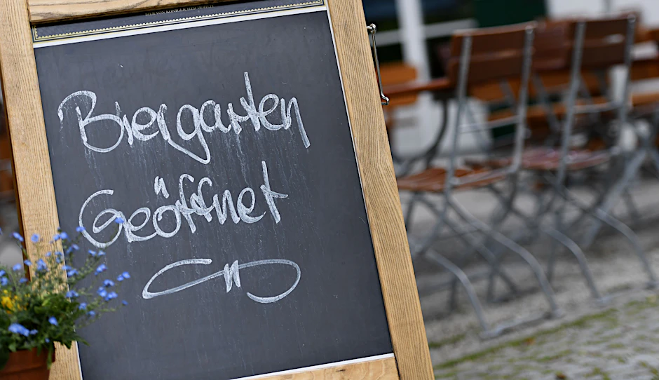 Wegen der sinkenden Inzidenzzahlen darf seit dem 10. Mai in bayrischen Landkreisen und Städten die Außengastronomie wieder öffnen.