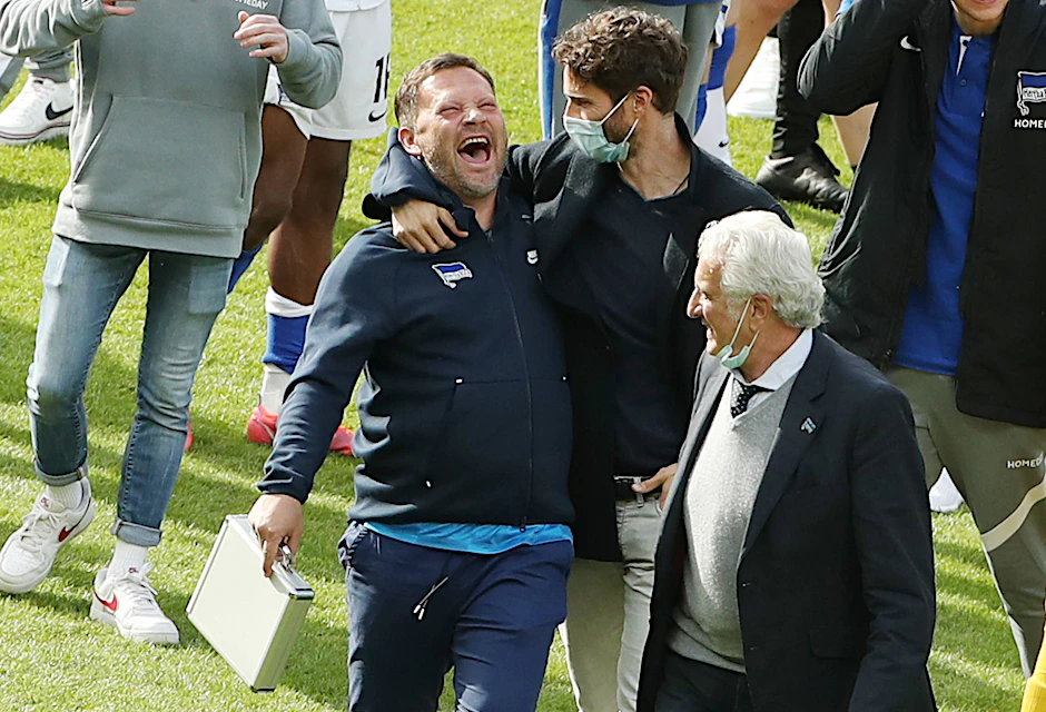 Gelöst und beschenkt: Zum Klassenerhalt erhielt Herthas Trainer Pal Dardai einen Zigarren-Koffer.