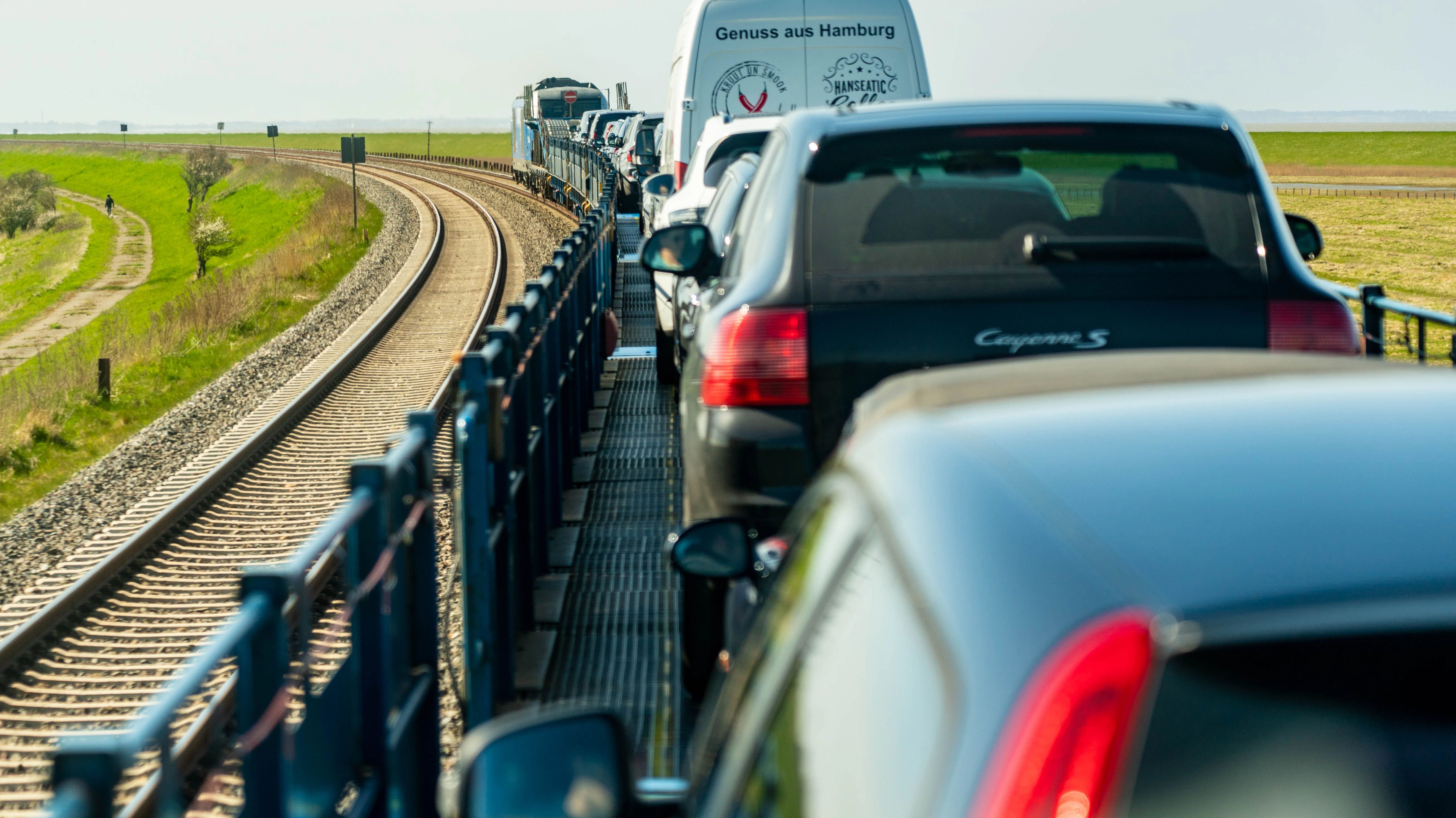 Bis zum nächsten Verkehrsinfarkt: Fahrzeuge werden mit dem Autozug über den Hindenburgdamm nach Sylt befördert.