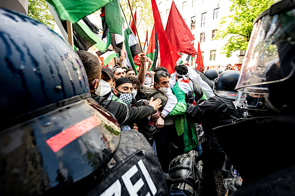 Die Polizei versuchte, die eskalierte Lage bei einer pro-palästinensischen Demonstration in Berlin-Neukölln wieder in den Griff zu bekommen.