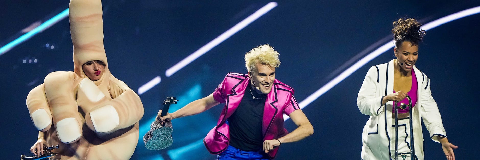 Jendrik (M.) bei der Probe zu seinem Song „I Don’t Feel Hate“ für den Eurovision Song Contest 2021.