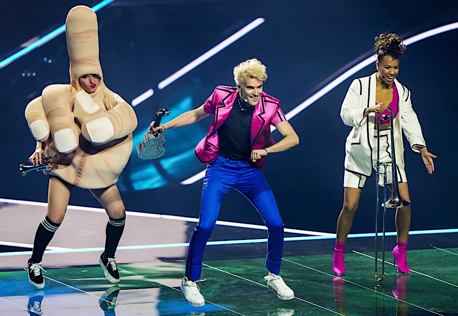 Jendrik (M.) bei der Probe zu seinem Song „I Don’t Feel Hate“ für den Eurovision Song Contest 2021.