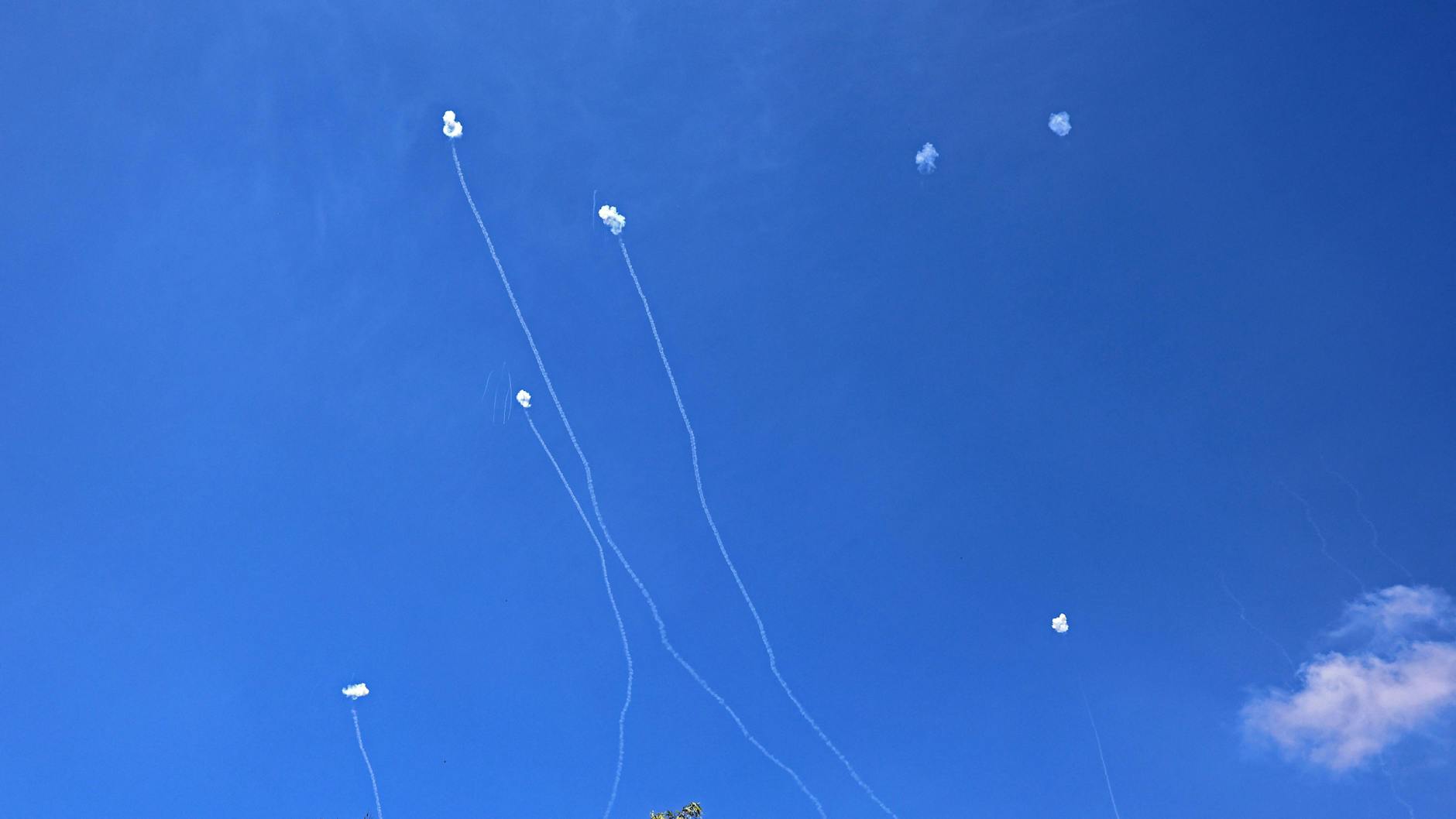 Explosionen am Himmel: Das israelische Abwehrsystem „Eiserne Kuppel“ im Einsatz gegen Raketen.