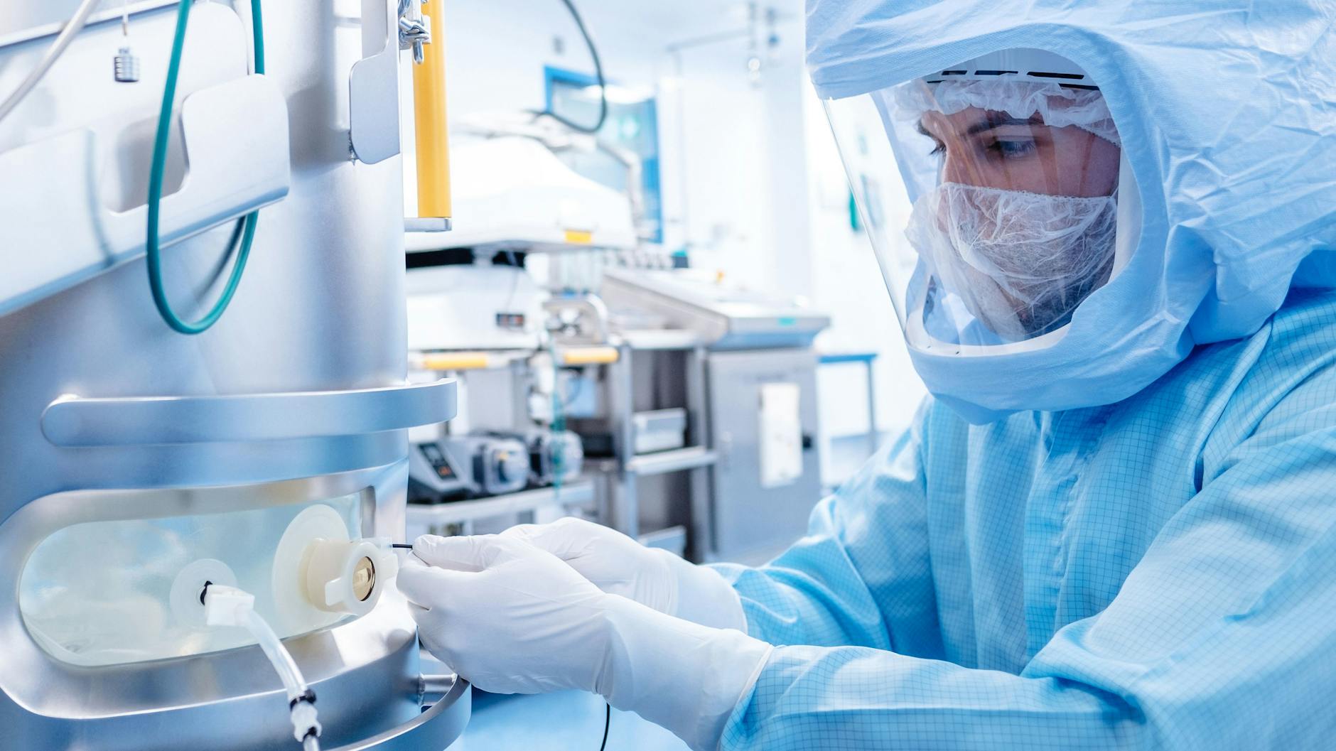 Ein Arbeiter in der Impfstoffproduktionsanlage der Firma Biontech in Marburg 