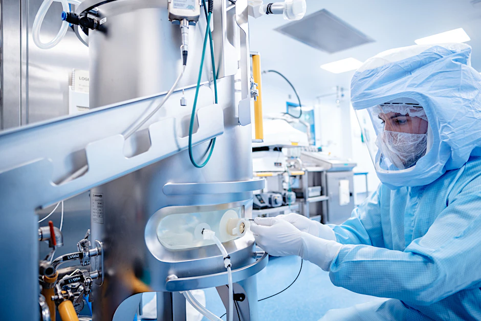 Ein Arbeiter in der Impfstoffproduktionsanlage der Firma Biontech in Marburg&nbsp;