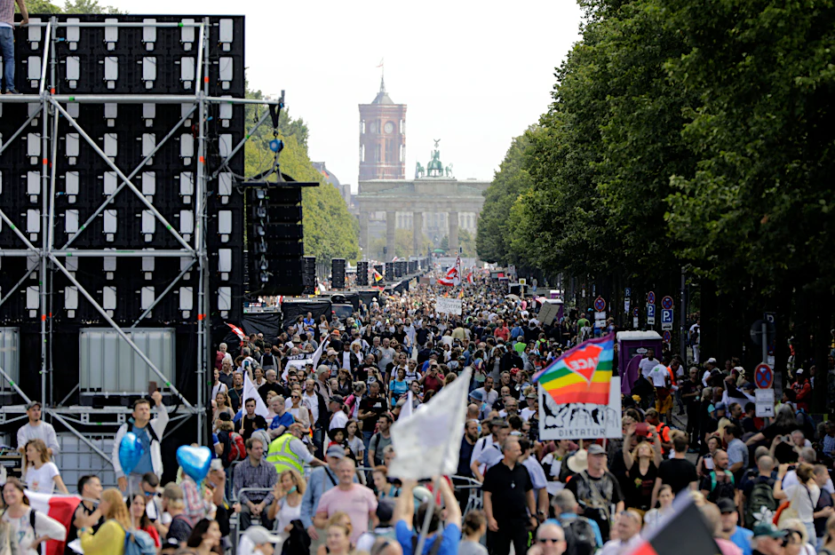 In den sozialen Medien verbreiteten sich nicht nur die verschiedensten Anschauungen zu Corona, sondern auch Aufrufe zu Demonstrationen, wie hier im vergangenen Sommer in Berlin.