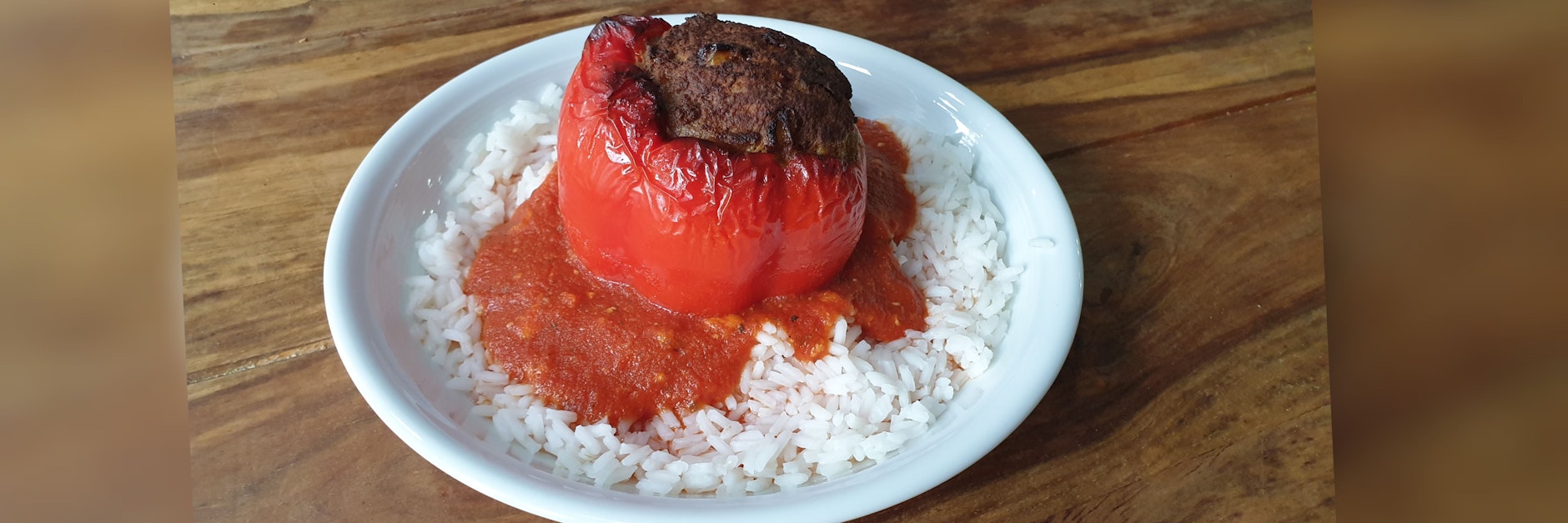 Gefüllte Paprika schmeckt jedem und ist super leicht zu kochen.&nbsp;