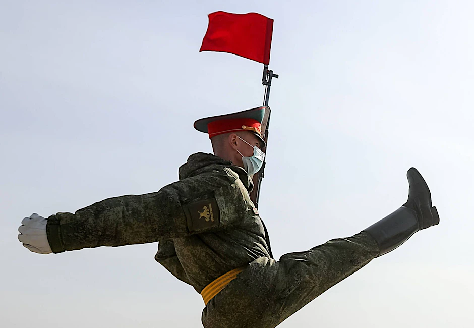 Ein russischer Soldat probt das Marschieren für die Militärarade am 9. Mai.&nbsp;