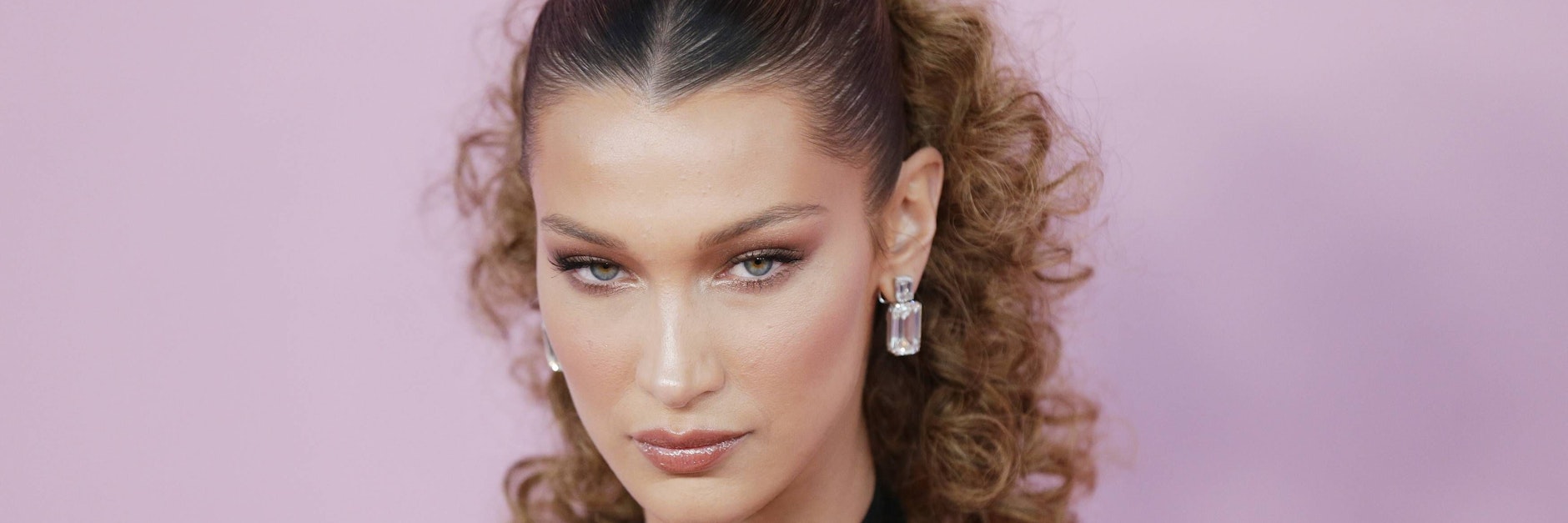 Bella Hadid wurde jetzt für ihre Aussagen auf Instagram von der israelischen Regierung scharf kritisiert.&nbsp;
