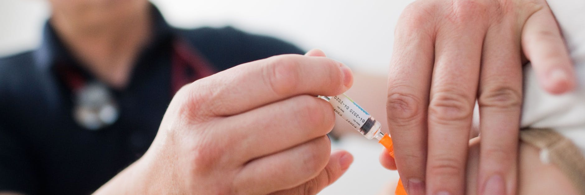 Ein Kinderarzt impft ein Kind. Corona-Impfungen bei Kindern sollen bald zugelassen werden.