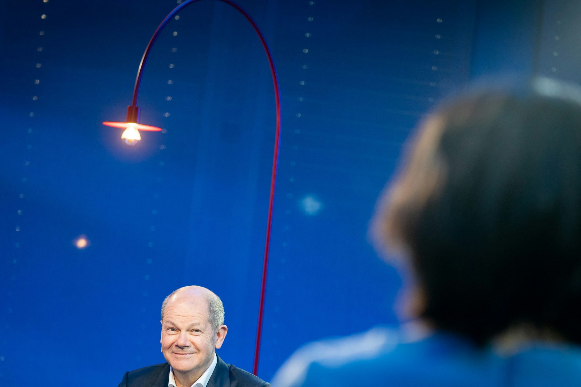 Olaf Scholz wirkt vergnügt.