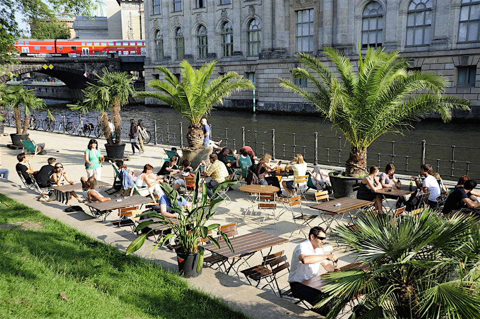 Rechtzeitig zu Pfingsten dürfen in Berlin Cafés und Gaststätten ihre Außenbereiche öffnen (Archivbild).