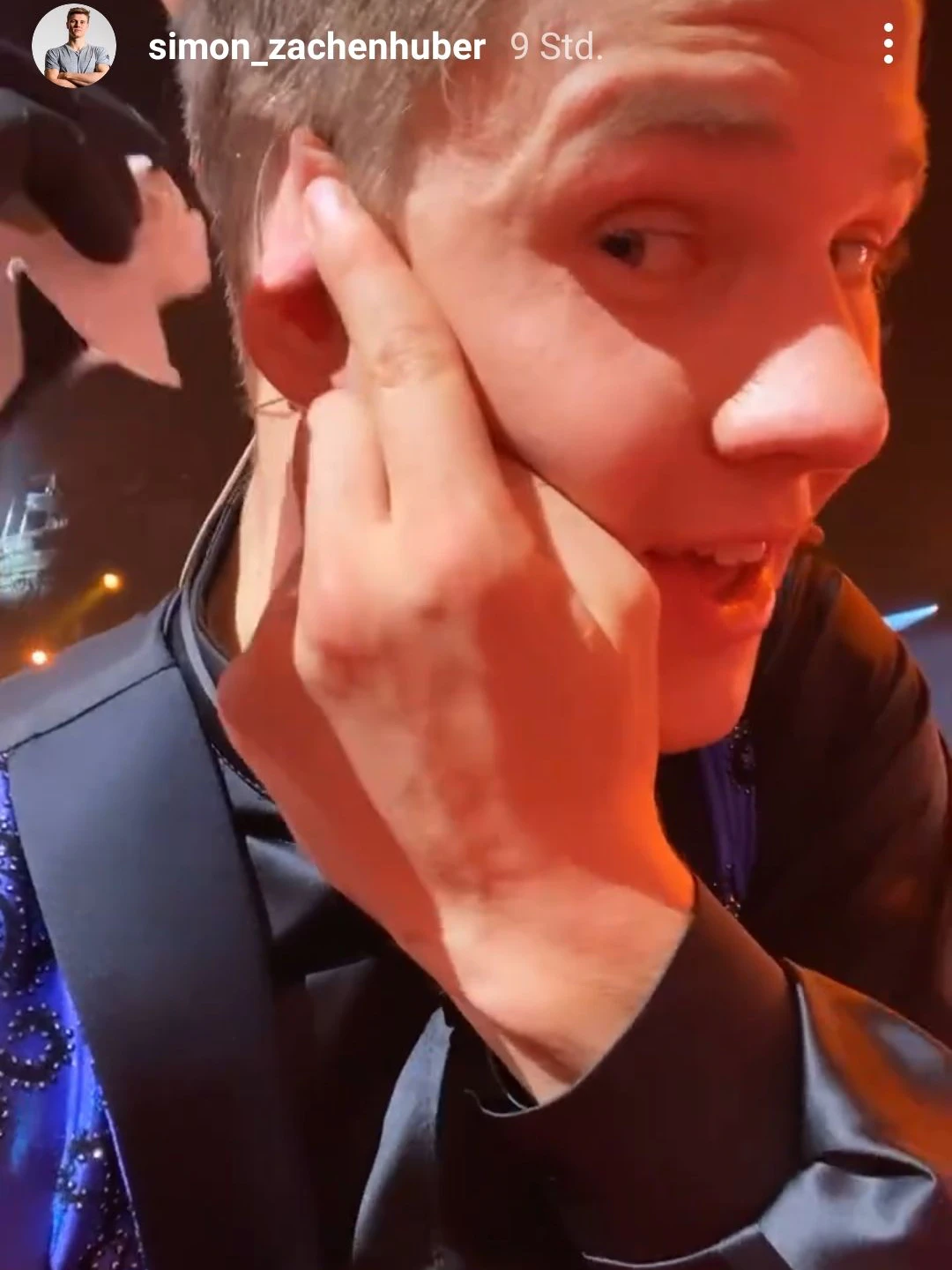 „Let’s Dance“-Halbfinalist Simon Zachenhuber wurde nach dem Viertelfinale von Sanitätern am Ohr behandelt.