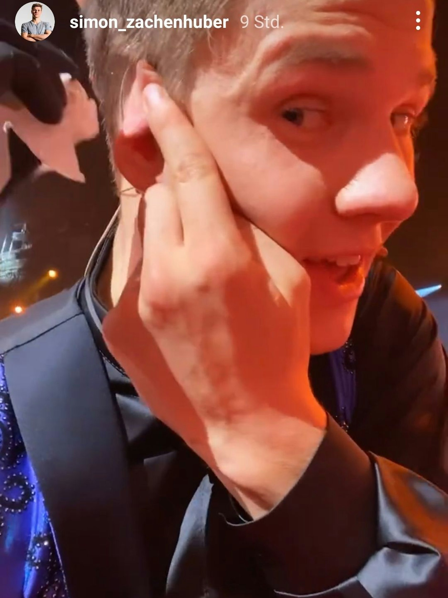 „Let’s Dance“-Halbfinalist Simon Zachenhuber wurde nach dem Viertelfinale von Sanitätern am Ohr behandelt.