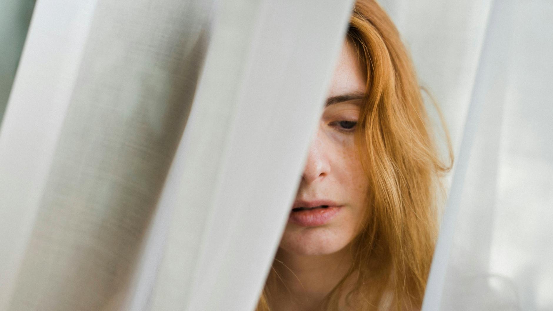 Im Schnitt vergehen zehn Jahre, bis bei einer Frau eine Endometriose festgestellt wird. Ein pathologischer Regelschmerz ist typisch, doch es gibt auch viele unspezifische Symptome. 